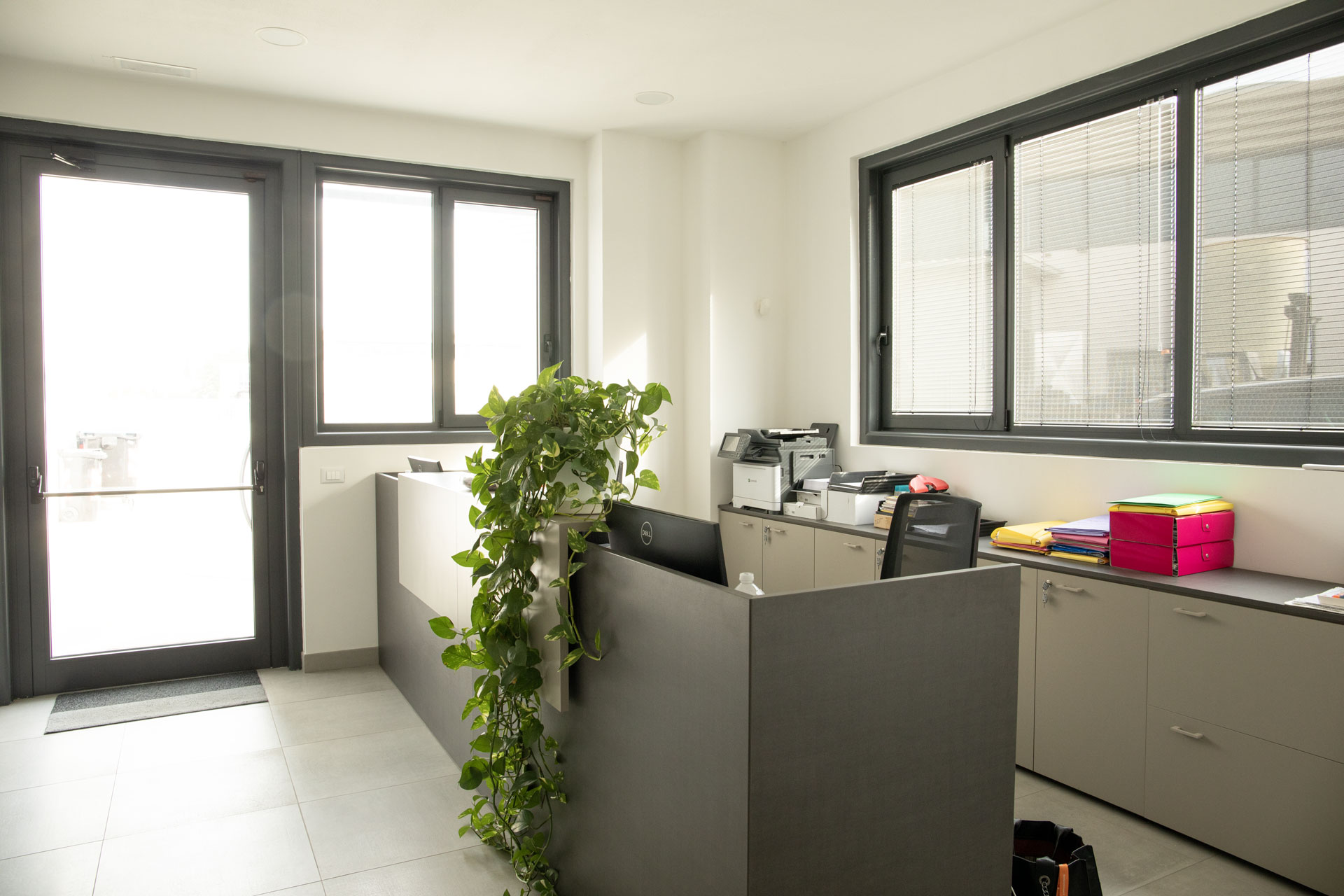 reception di accoglienza di Eredi Sabatini con il desk e una pianta