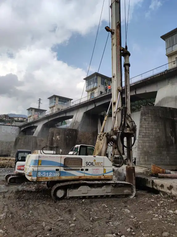 trivella che inserisce un palo nel terreno