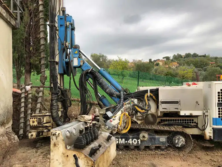 trivella che inserisce i pali nel terreno