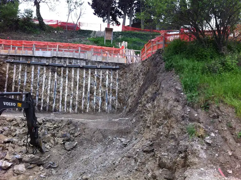 Pali che arreggono un muro di terra